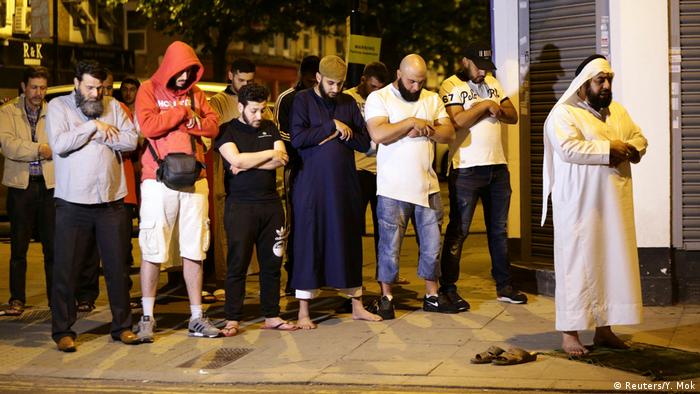 Rezos de fieles musulmanes tras el ataque en Londres. (19.06.2017).