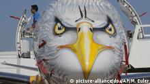 Una cabeza de águila pintada en un Embraer E195-E2.