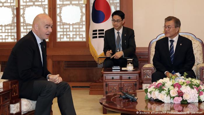 Südkorea - FIFA - Moon Jae-in und Gianni Infantino (picture alliance/AP Photo/Yonhap/B. Jae-man)
