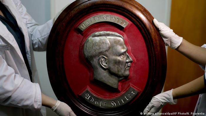 Този бюст на Адолф Хитлер е вероятно най-забележителният артефакт от колекцията. Около образа на Хитлер е изписано: Нашият фюрер Адолф Хитлер.