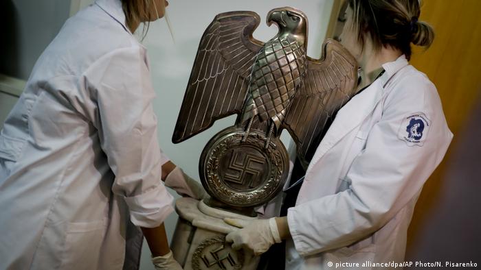 Тази статуя също е част от нацисткото съкровище. Орелът е един от основните символи на нацистка Германия.