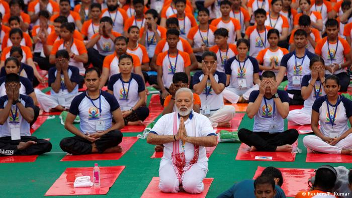 El yoga es un medio para alcanzar una buena condición física y bienestar espiritual, dijo hoy el primer ministro indio, Narendra Modi. Habitual practicante y ferviente difusor de esta disciplina, realizó con la multitud varias posturas o asanas tras su discurso, bajo la lluvia. (21.06.2017)
