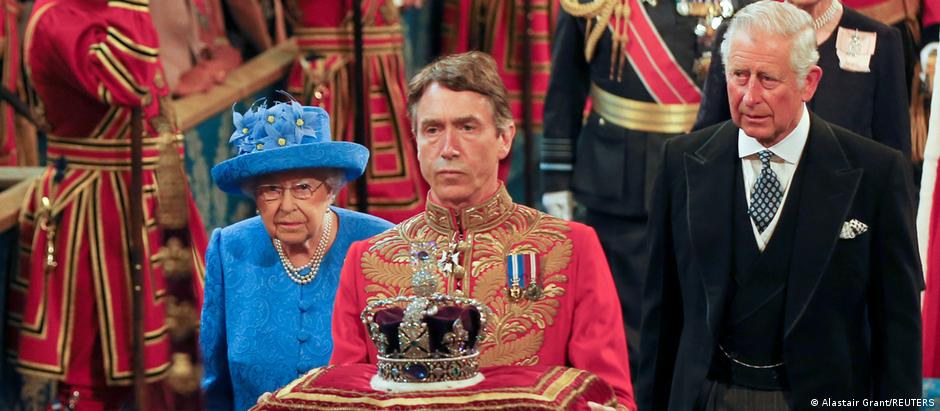 Elizabeth 2ª e o príncipe Charles em sessão de abertura do novo Parlamento