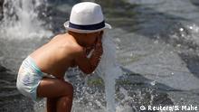 Frankreich Nantes Kind spielt mit Wasser