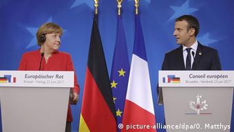 EU-Gipfel in Brüssel | Angela Merkel & Emmanuel Macron (picture-alliance/dpa/O. Matthys)
