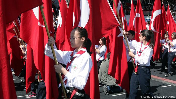 Türkei Schüler mit Nationalflaggen (Getty Images/AFP/A. Altan)