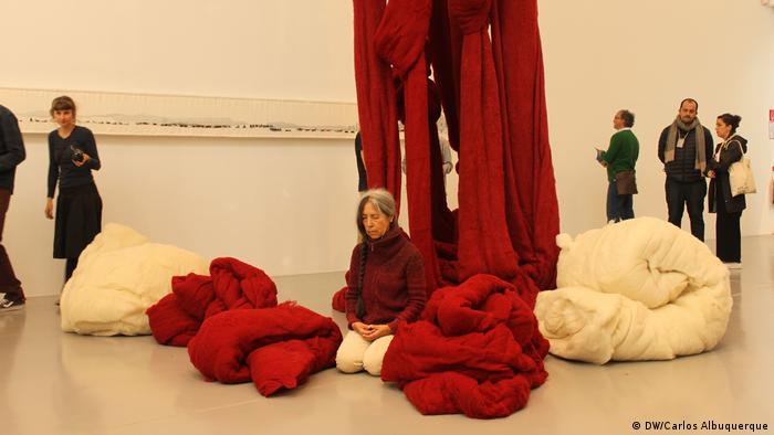 Performance der Künstlerin Cecilia Vicuña bei der Documenta (DW/C. Albuquerque)