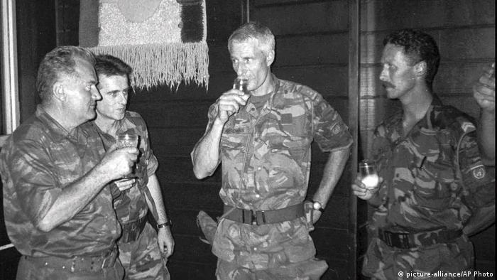 Mladiç, Srebrenitsa katliamı öncesi Hollandalı BM güçleri ile içki içerken