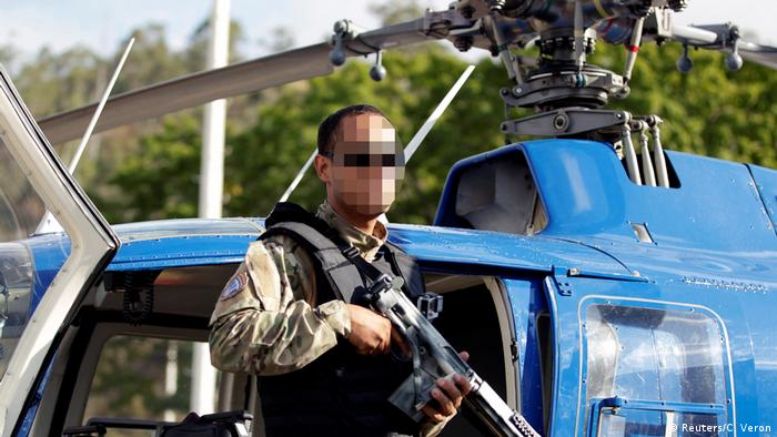 Foto del policía Oscar Pérez posando junto a un helicóptero.