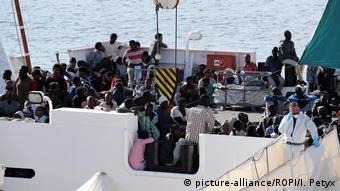 Italien Rettungseinsätze im Mittelmeer (picture-alliance/ROPI/I. Petyx)