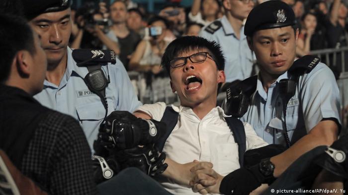 China Joshua Wong in Hongkong festgenommen (picture-alliance/AP/dpa/V. Yu)