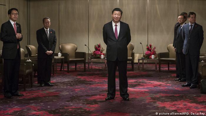 Hongkong Treffen von Xi Jinping und Leung Chun-ying (picture-alliance/AP/D. De La Rey)