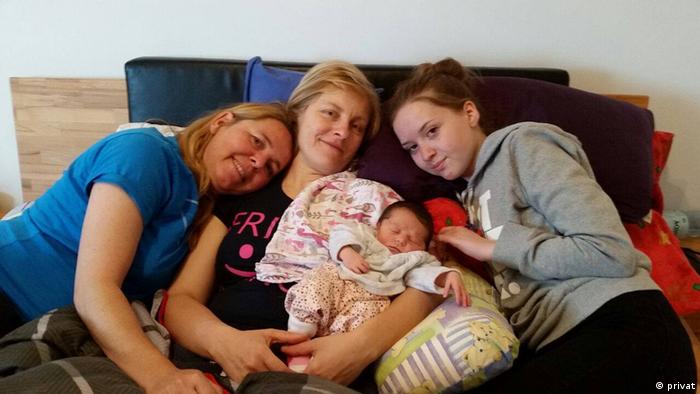 Зилке и нейната партньорка Ивон с 14-годишната им дъщеря Леа и току-що родената Юлия