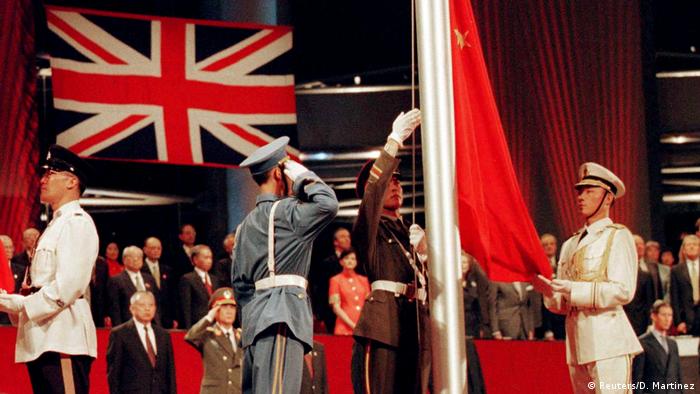 La entrega de la soberanía de Hong Kong de manos del Reino Unido a la República Popular China ocurrió el 1 de julio de 1997. 