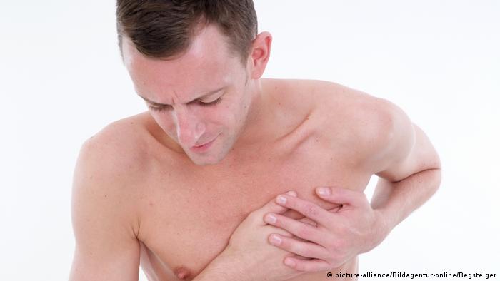 Young man with chest pain (photo-alliance / Bildagentur-online / Begsteiger)