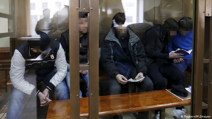 Verdächtige im Fall Nemtsow (Reuters/M.Zmeyev)