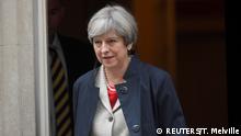 England Theresa May verlässt die Downing Street in London
