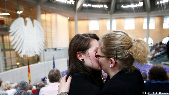 Casal se beija após votação no Bundestag