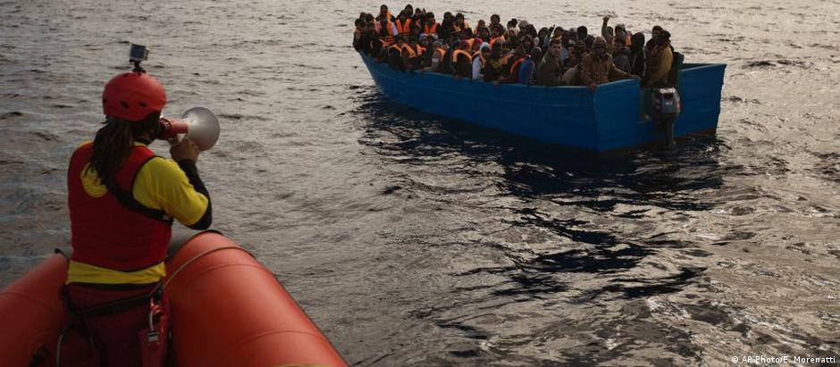 Imigrantes são assistidos por equipes de resgate no Mar Mediterrâneo
