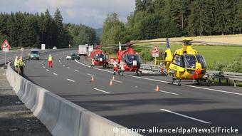 Deutschland Busunfall auf der A9 (picture-alliance/dpa/News5/Fricke)