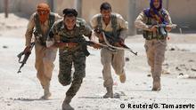 Syrien Kurdische Kämpfer der YPG in Rakka