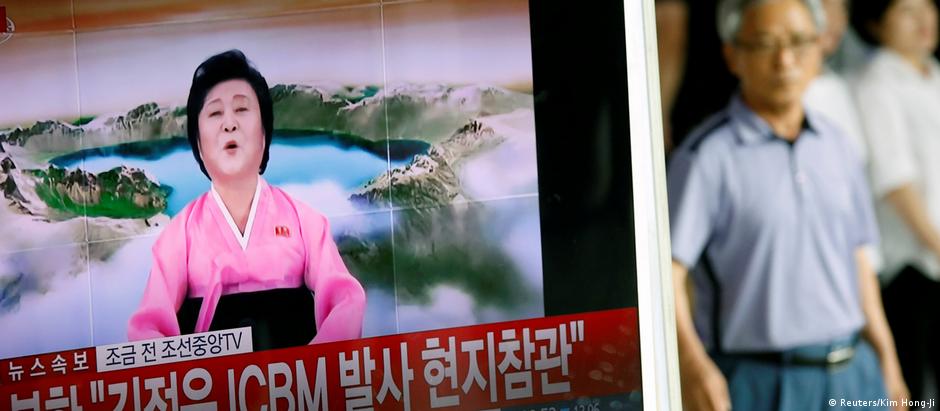 Televisão sul-coreana transmite anúncio feito pela Coreia do Norte sobre o novo teste