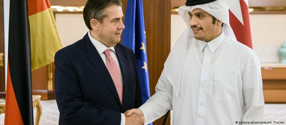 Sigmar Gabriel ao lado de Mohammed ben Abderrahmane al-Thani, em Doha
