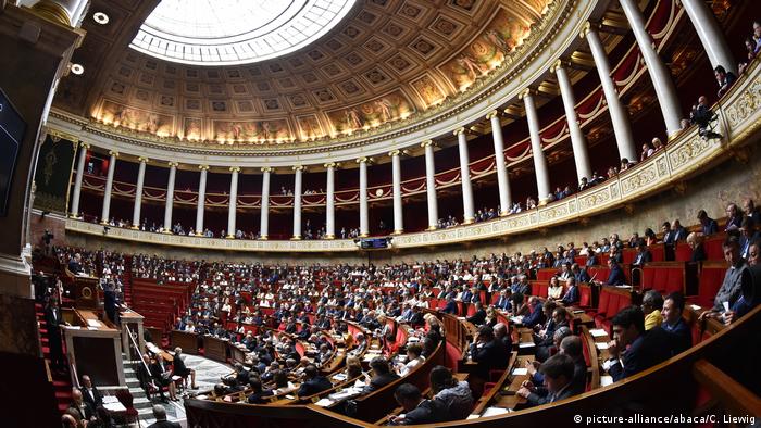 Primeiro-ministro francês, Edouard Philippe, faz discurso diante de parlamentares na Assembleia Nacional