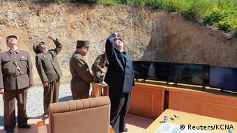 Ким Чен Ын следит за тестовым запуском ракет 