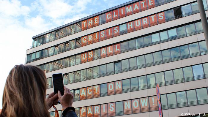 Mensaje de WWF y Lichtblick en la fachada de un edificio en Hamburgo.