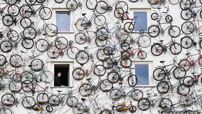 Bikes decorating a facade (picture-alliance/dpa/P. Pleul)