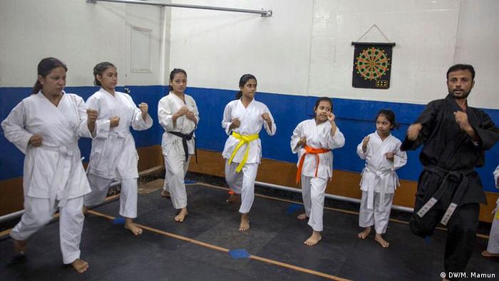 Bangladesch Karateschule in Dhaka (DW/M. Mamun)