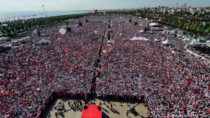 Turquia: Marcha desafia Erdogan