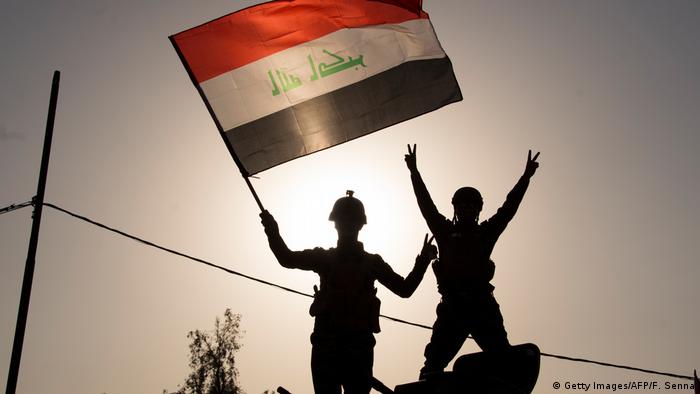 Irak Mossul Rückeroberung Soldaten Fahne (Getty Images/AFP/F. Senna)