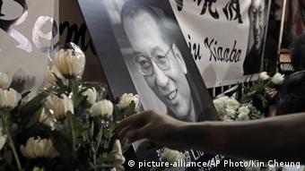 Hong Kong | Trauer um Liu Xiaobo (picture-alliance/AP Photo/Kin Cheung)