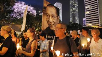 Hongkong Liu Xiaobo Trauermarsch (picture-alliance/AP/V. Yu)