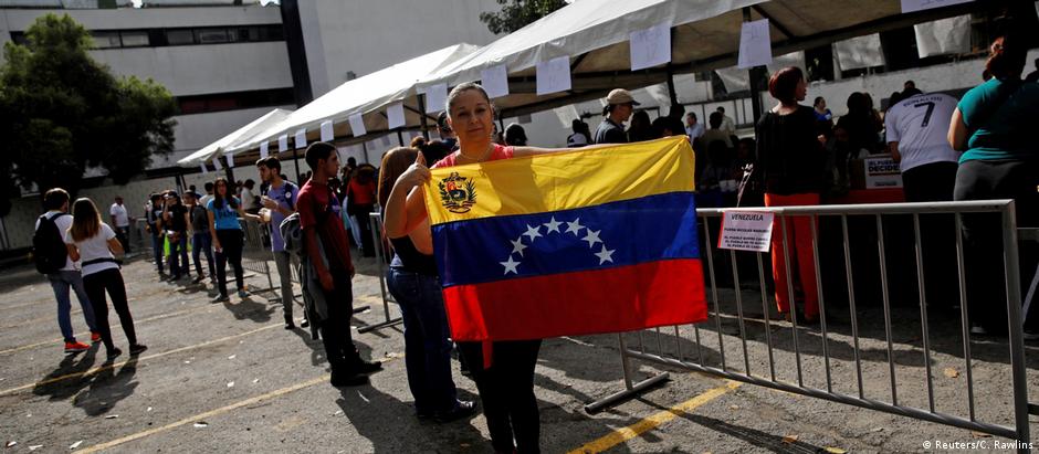 Venezuelanos foram convocados para participar de consulta simbólica sobre proposta do governo