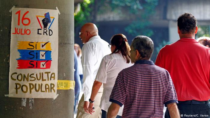 Venezuela Caracas symbolisches Referendum gegen Maduro (Reuters/C. Veron)