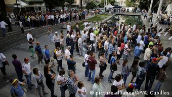 Venezuela Caracas Symbolisches Referendum Opposition (picture-alliance/AP/A. Cubillos)