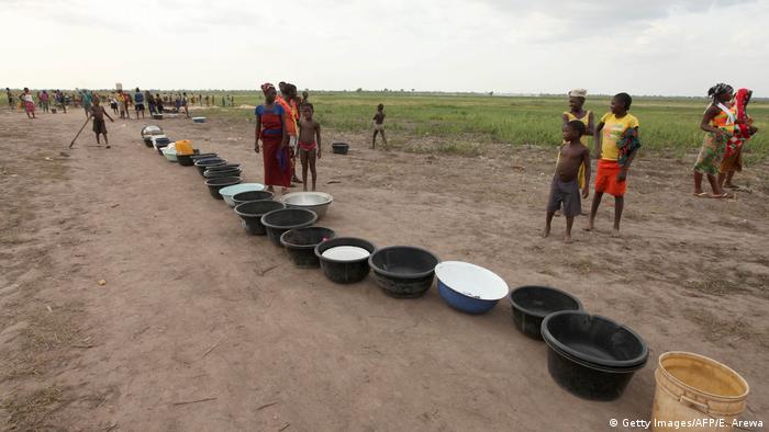 Mujeres y niños en el norte de Nigeria tratan de conseguir agua potable.