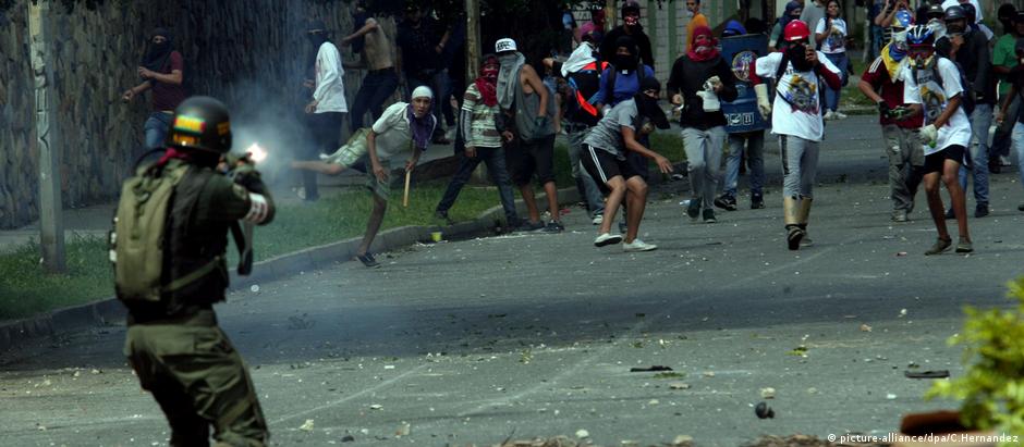 Polícia enfrenta manifestantes durante protesto em Carabobo, Venezuela