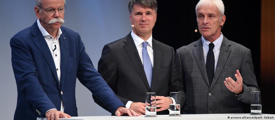 Os chefes da Daimler, Dieter Zetsche, da BMW, Harald Krüger, e da Volkswagen, Matthias Müller
