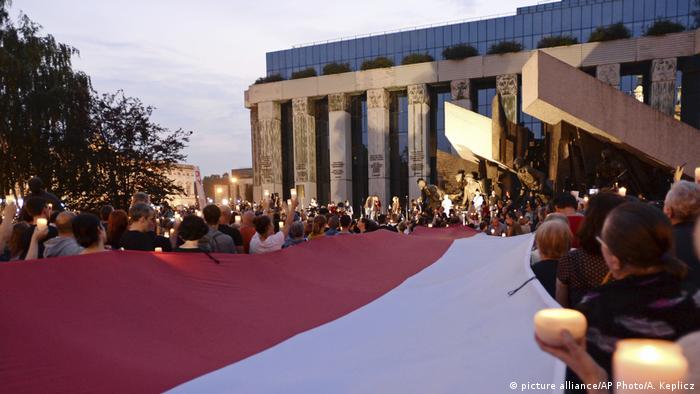 Polen Protest gegen Justizreform in Warschau (picture alliance/AP Photo/A. Keplicz)