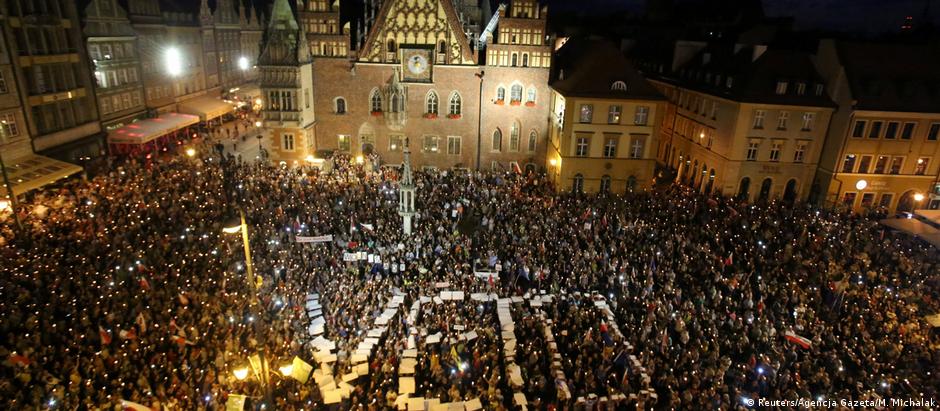 Milhares de manifestantes em Wróclaw pediram para que presidente do país vete nova lei 