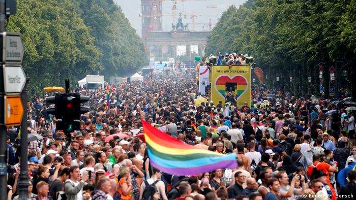 Deutschland Tausende feiern Christopher-Street-Day in Berlin (Reuters/F. Bensch)
