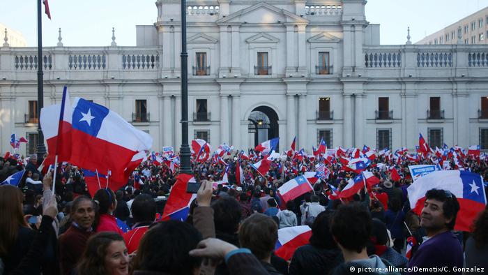Chile Fußball-Fans cor dem Präsidentenpalast in Santiago (picture-alliance/Demotix/C. Gonzalez)