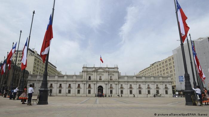 Chile Präsidentenpalast in Santiago (picture-alliance/dpa/EPA/A. Ibanez)