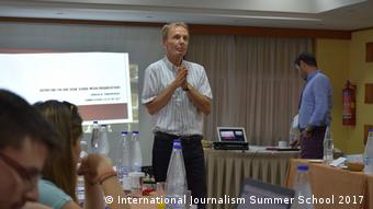 Ο Kρίστοφ Σμιντ, επιστημονικός διευθυντής της Ακαδημίας της DW, εστίασε στα «fake news»