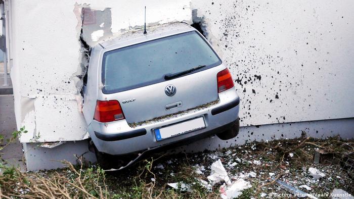 VW Golf Unfall Wand (picture alliance/dpa/W.Kuenstle)