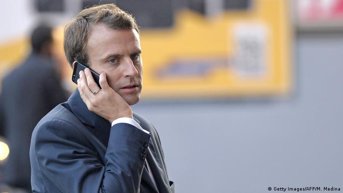 Frankreich Emmanuel Macron Telefon (Getty Images/AFP/M. Medina)
